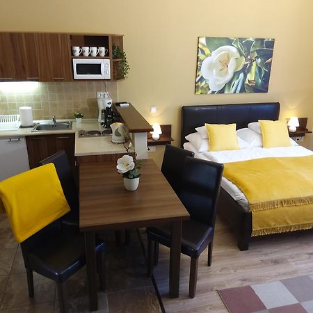 Gelleny Lux Apartman Jula Exterior foto
