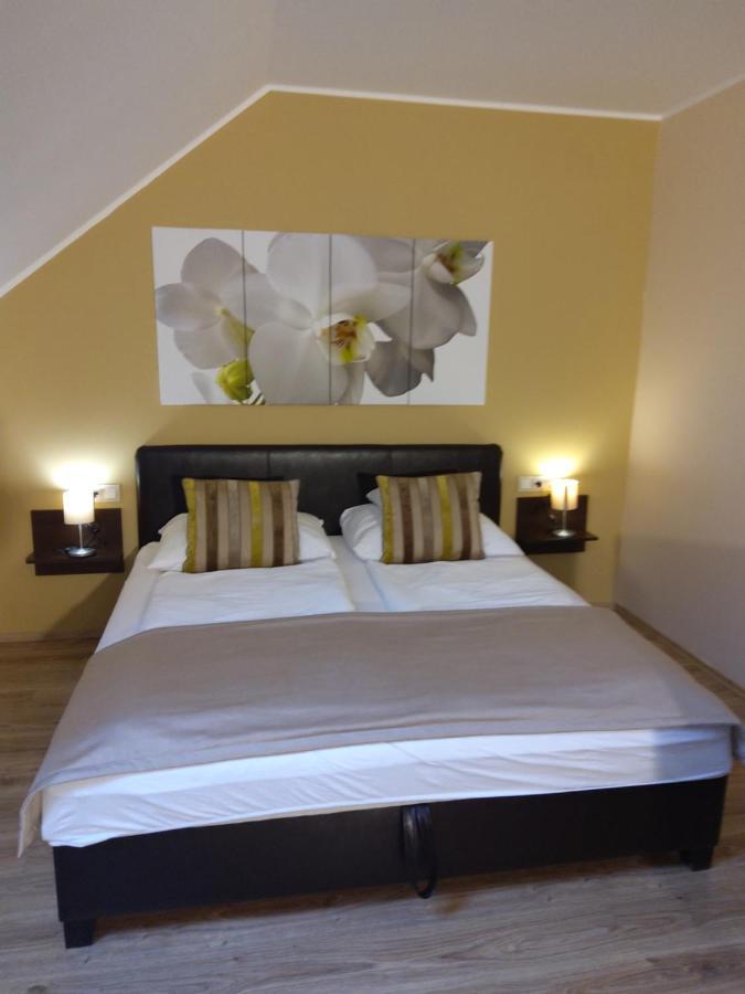 Gelleny Lux Apartman Jula Exterior foto