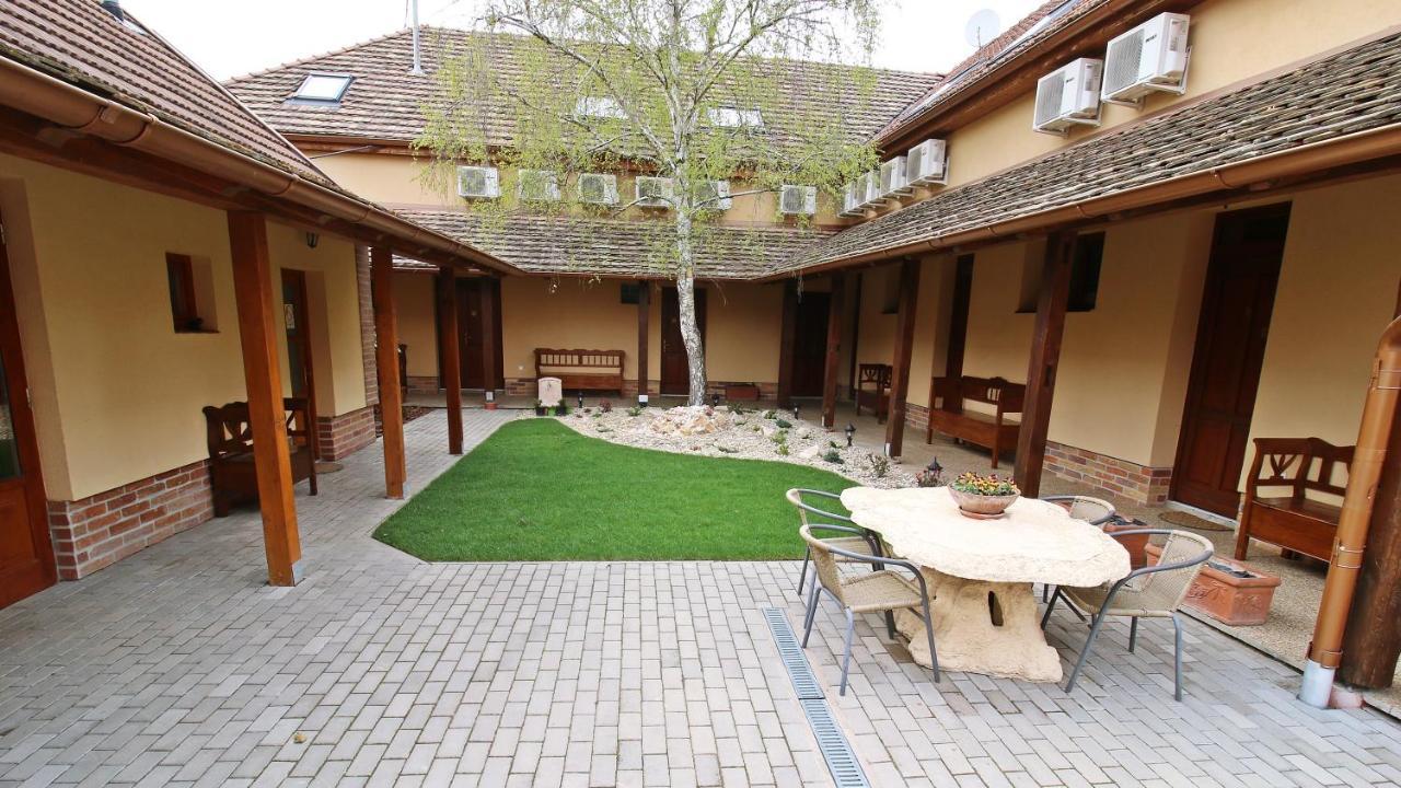Gelleny Lux Apartman Jula Exterior foto