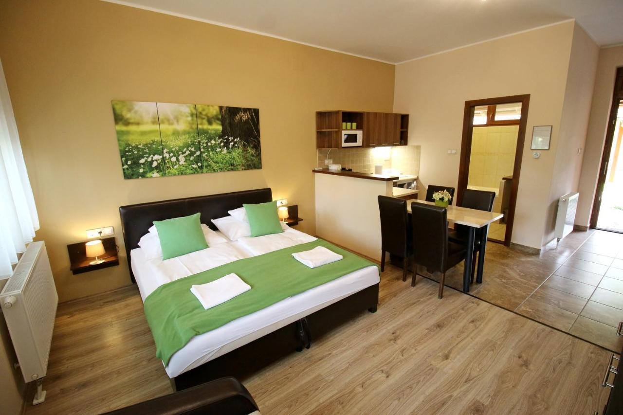 Gelleny Lux Apartman Jula Exterior foto