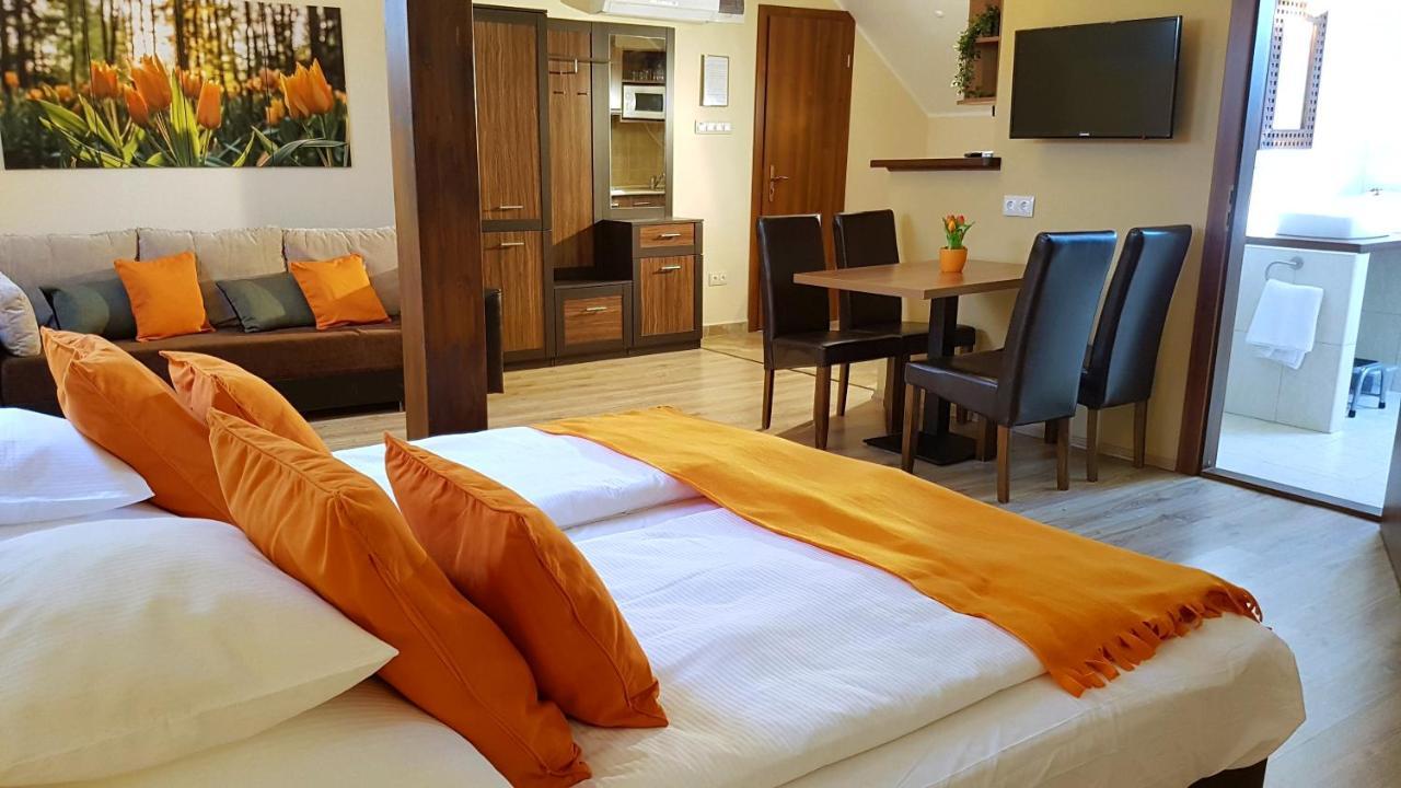 Gelleny Lux Apartman Jula Exterior foto