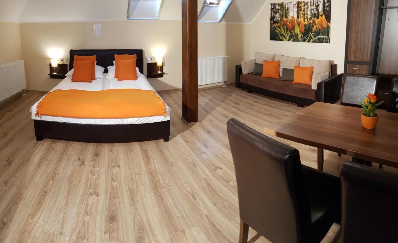 Gelleny Lux Apartman Jula Exterior foto