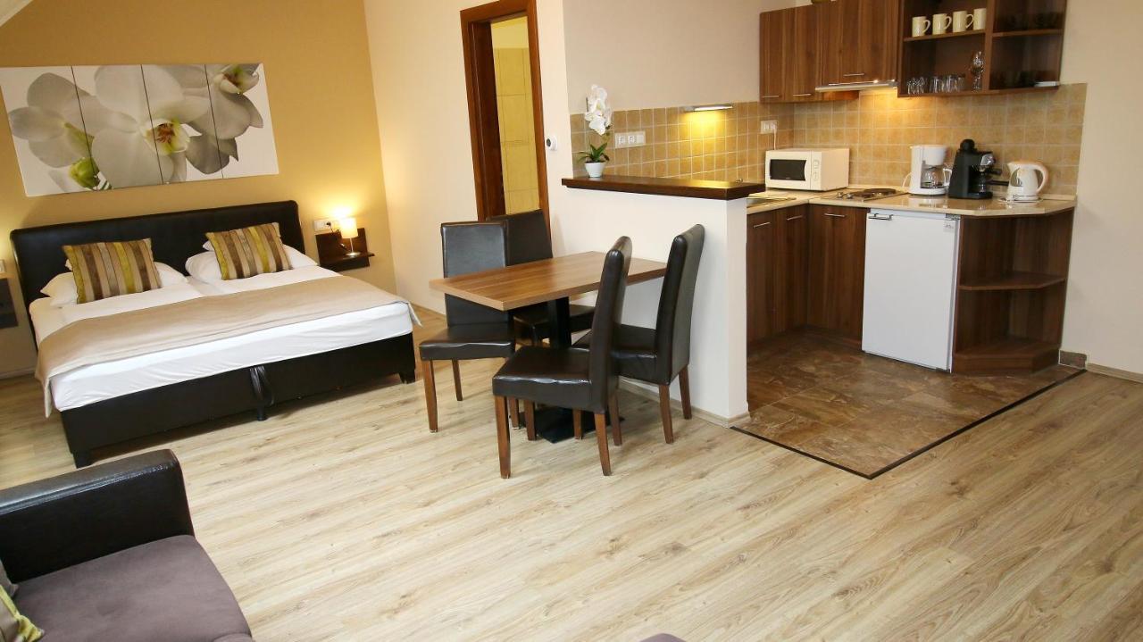Gelleny Lux Apartman Jula Exterior foto