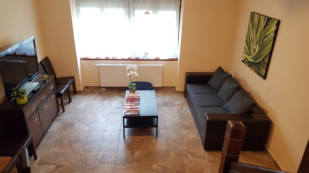 Gelleny Lux Apartman Jula Exterior foto