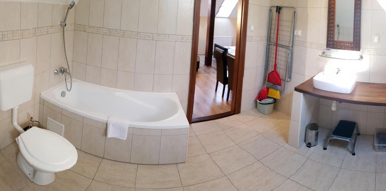Gelleny Lux Apartman Jula Exterior foto