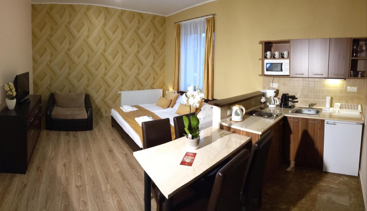 Gelleny Lux Apartman Jula Exterior foto